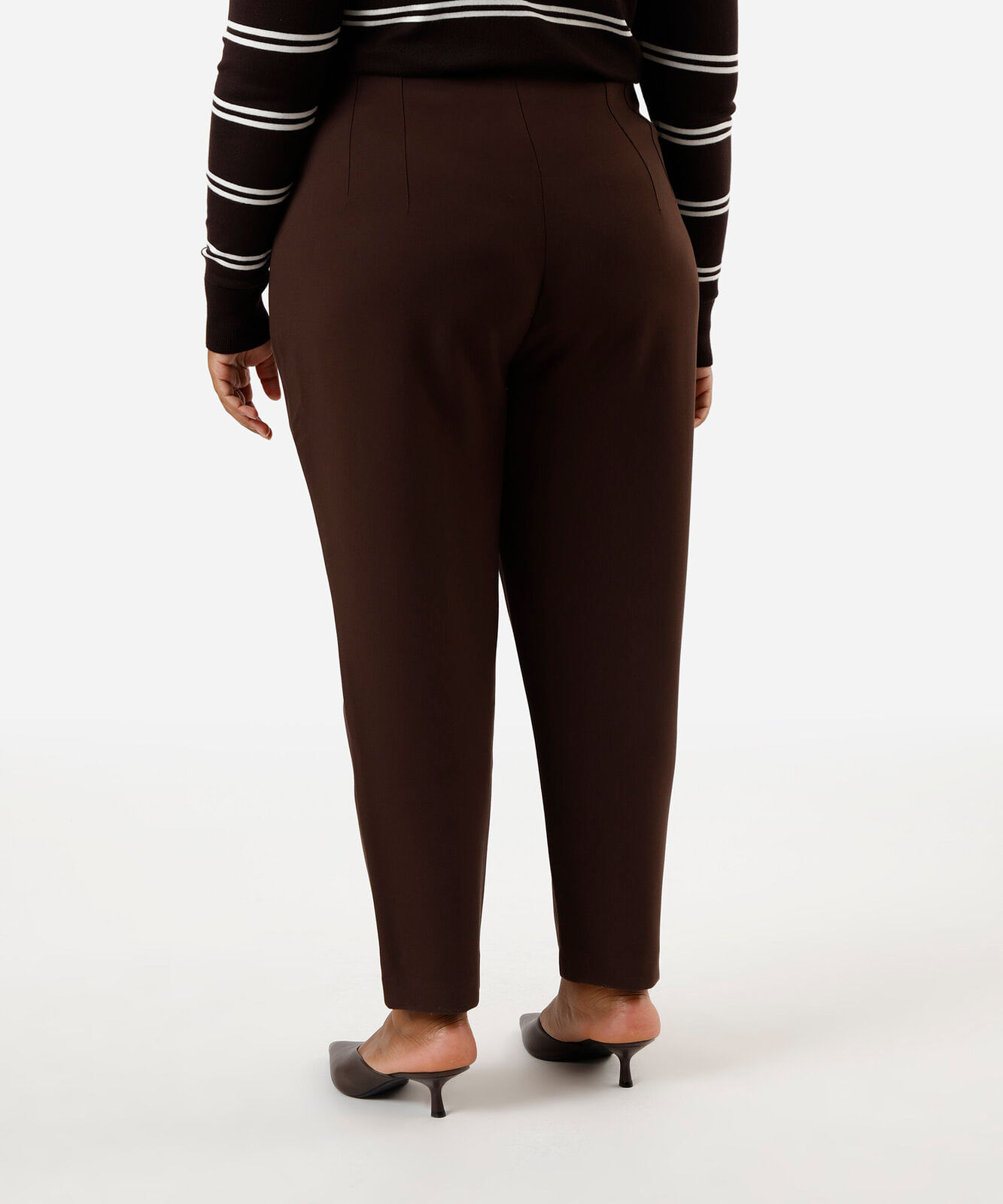 calça reta de alfaiataria feminina com pences plus size marrom