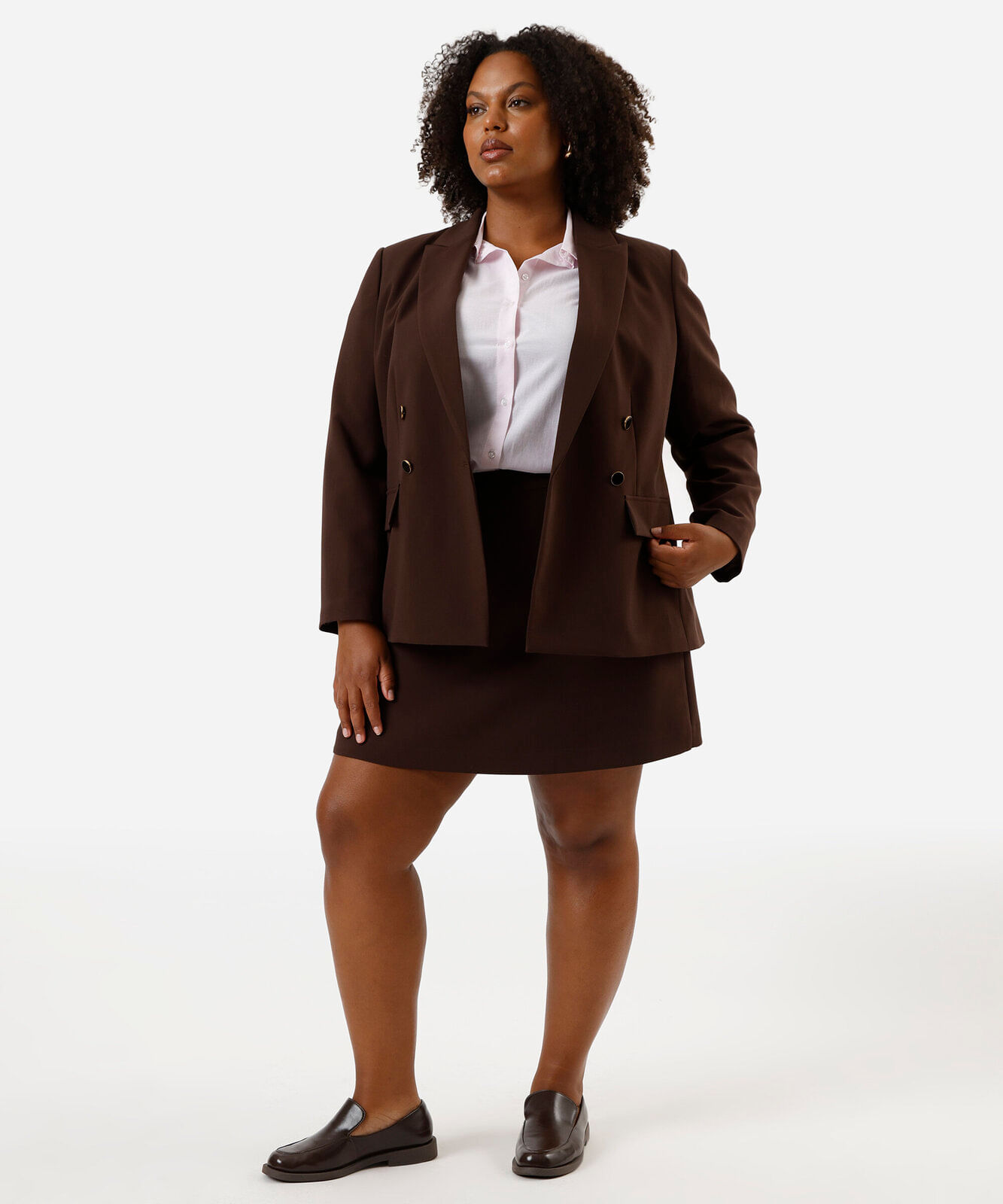 blazer de alfaiataria com ombreiras plus size marrom
