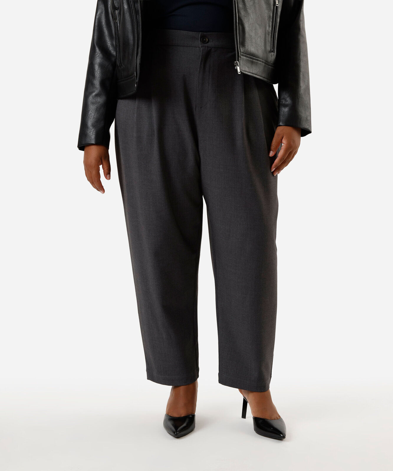 calça reta de alfaiataria feminina com pregas plus size cinza