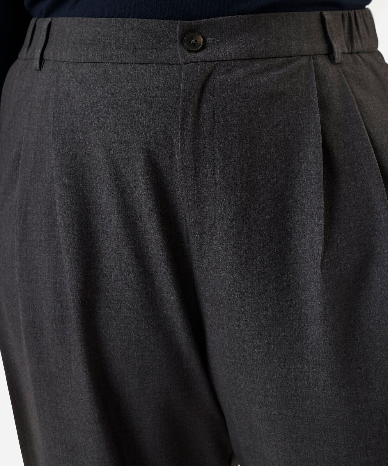 calça reta de alfaiataria feminina com pregas plus size cinza