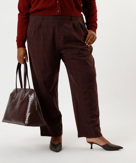 calça de alfaiataria feminina com pregas xadrez plus size vinho