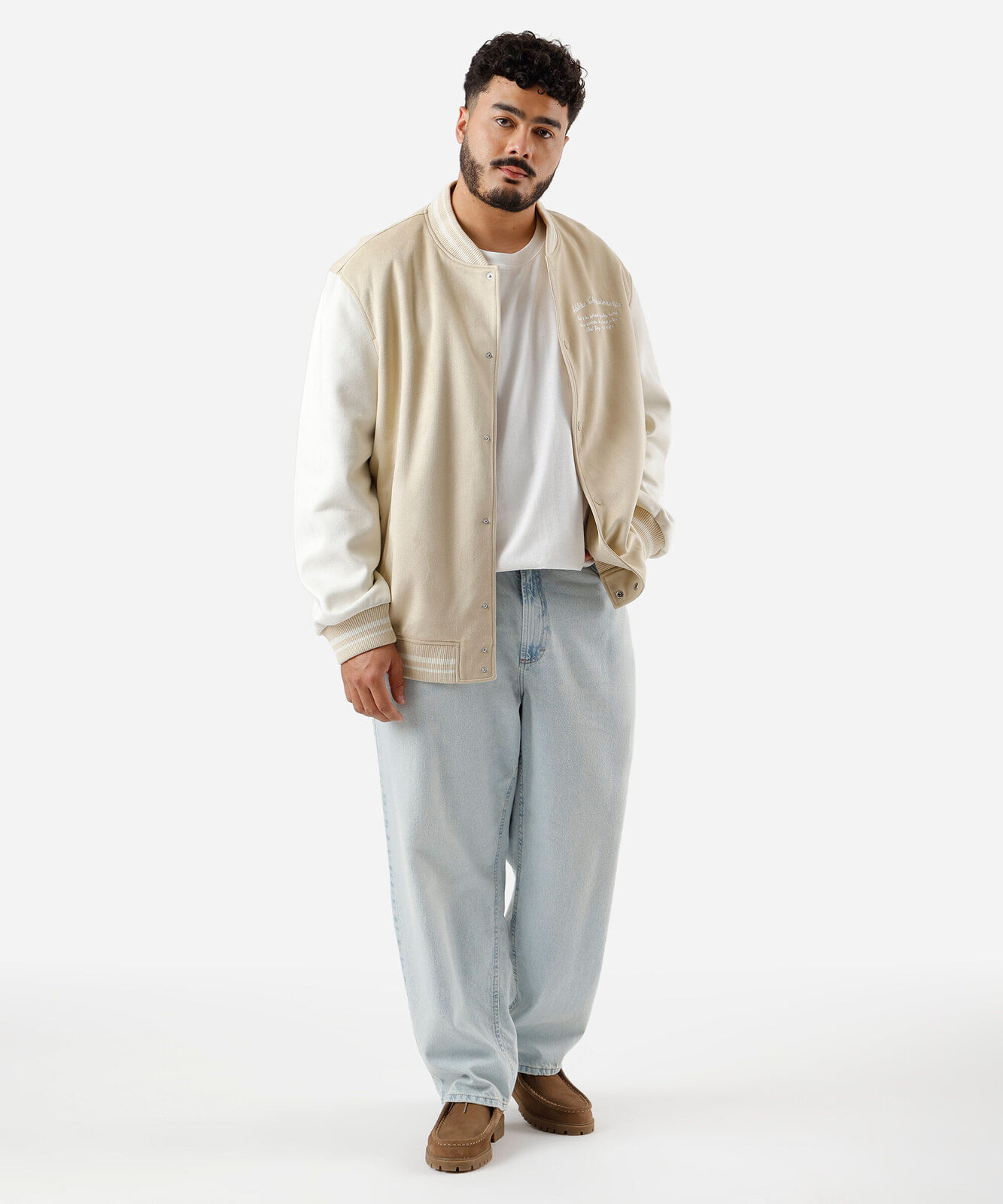 jaqueta bomber college masculina de suede com bordado plus size bege