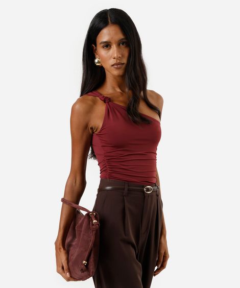 regata ombro único feminina franzida com nó na alça vinho