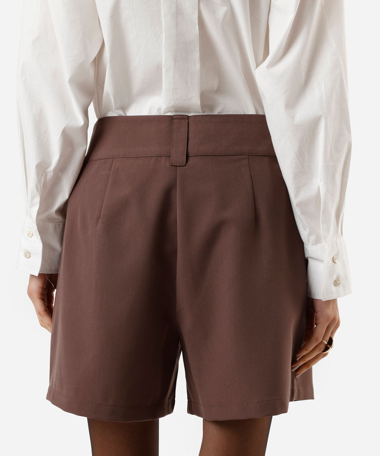 short de alfaiataria feminino com pregas marrom