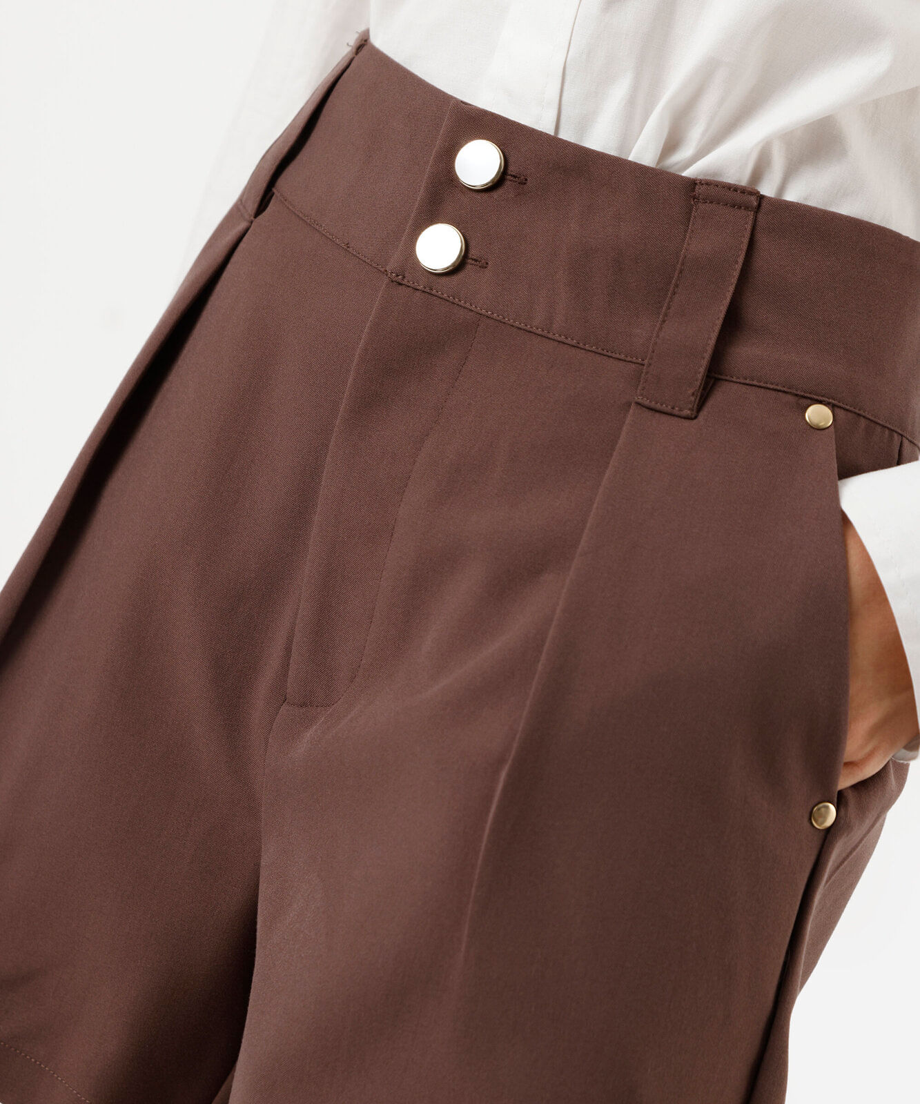 short de alfaiataria feminino com pregas marrom