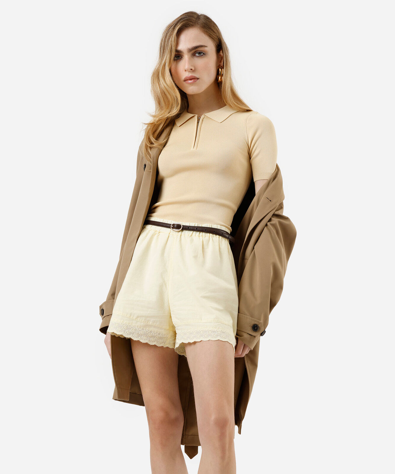 polo feminina de tricot com zíper amarela