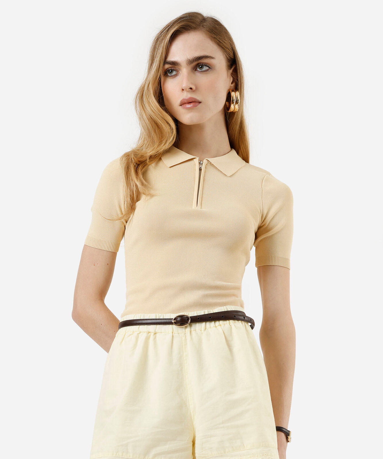 polo feminina de tricot com zíper amarela