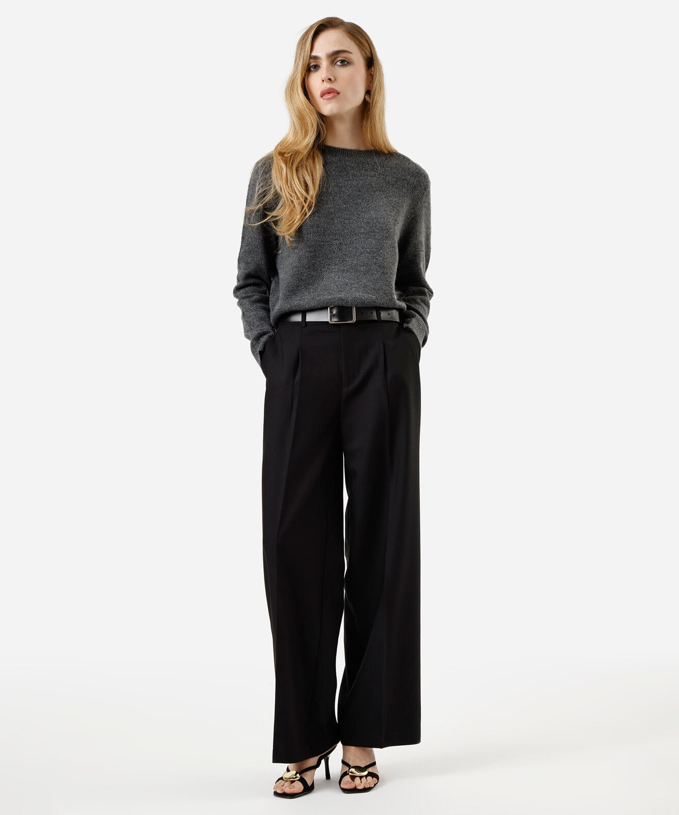 suéter básico feminino cropped de tricot cinza