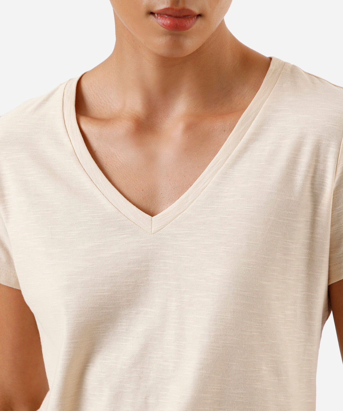 blusa básica feminina de algodão peruano manga curta decote v bege