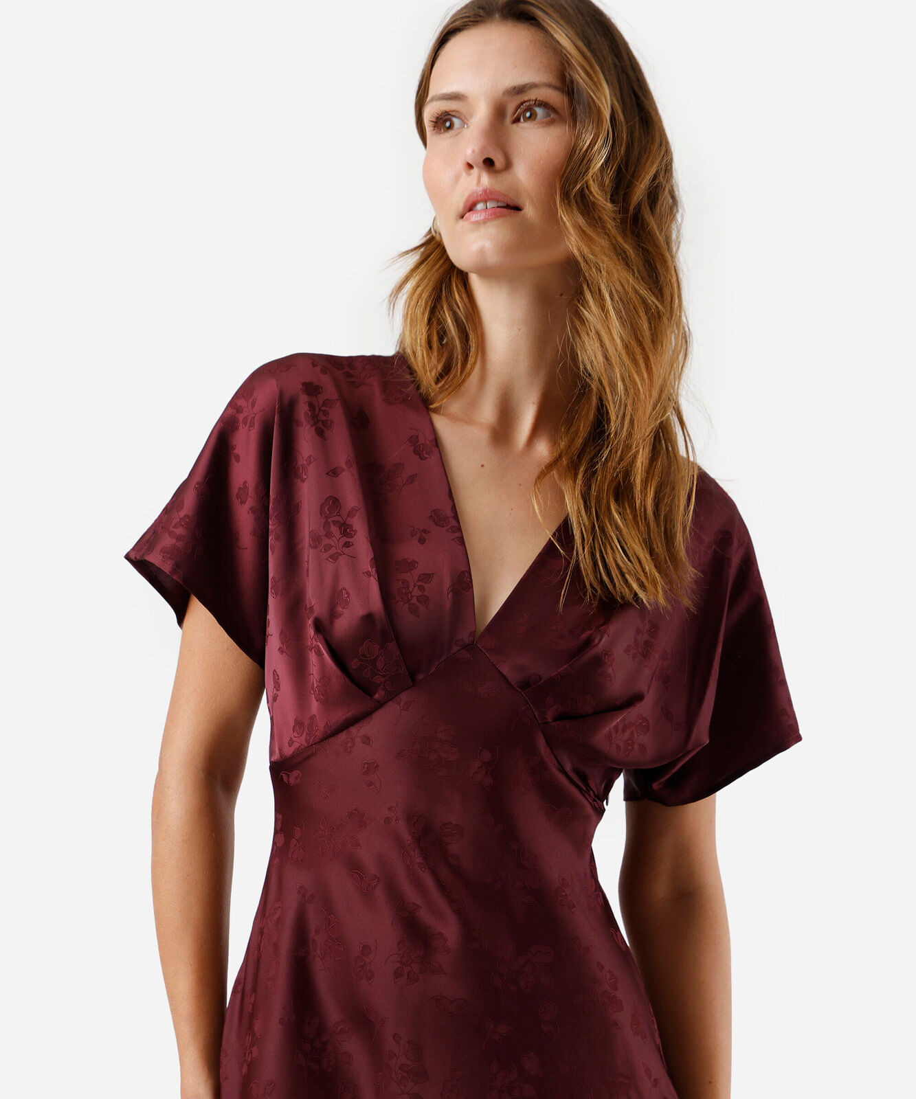 vestido midi feminino decote v floral acetinado vinho
