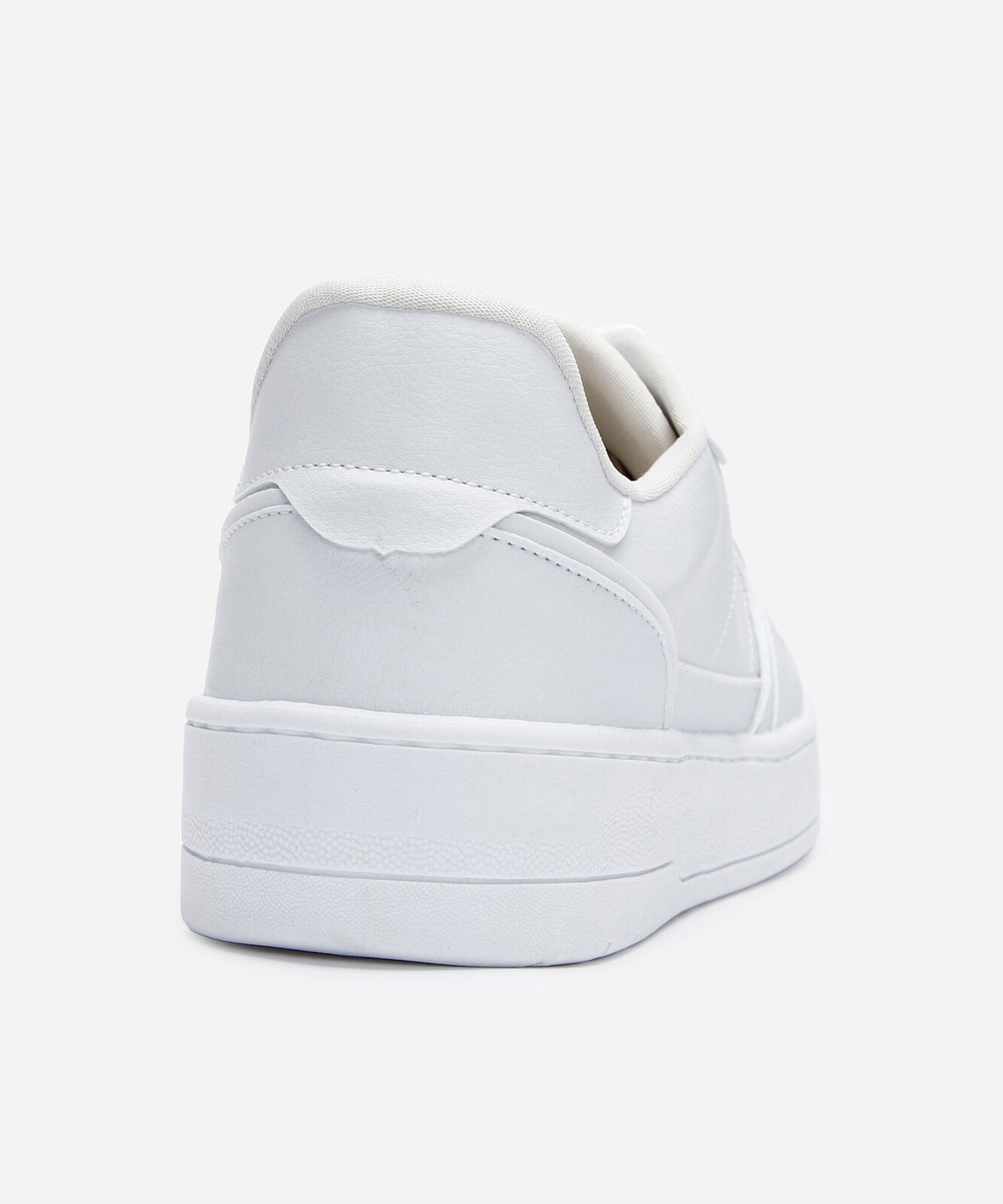 tênis casual com recortes branco