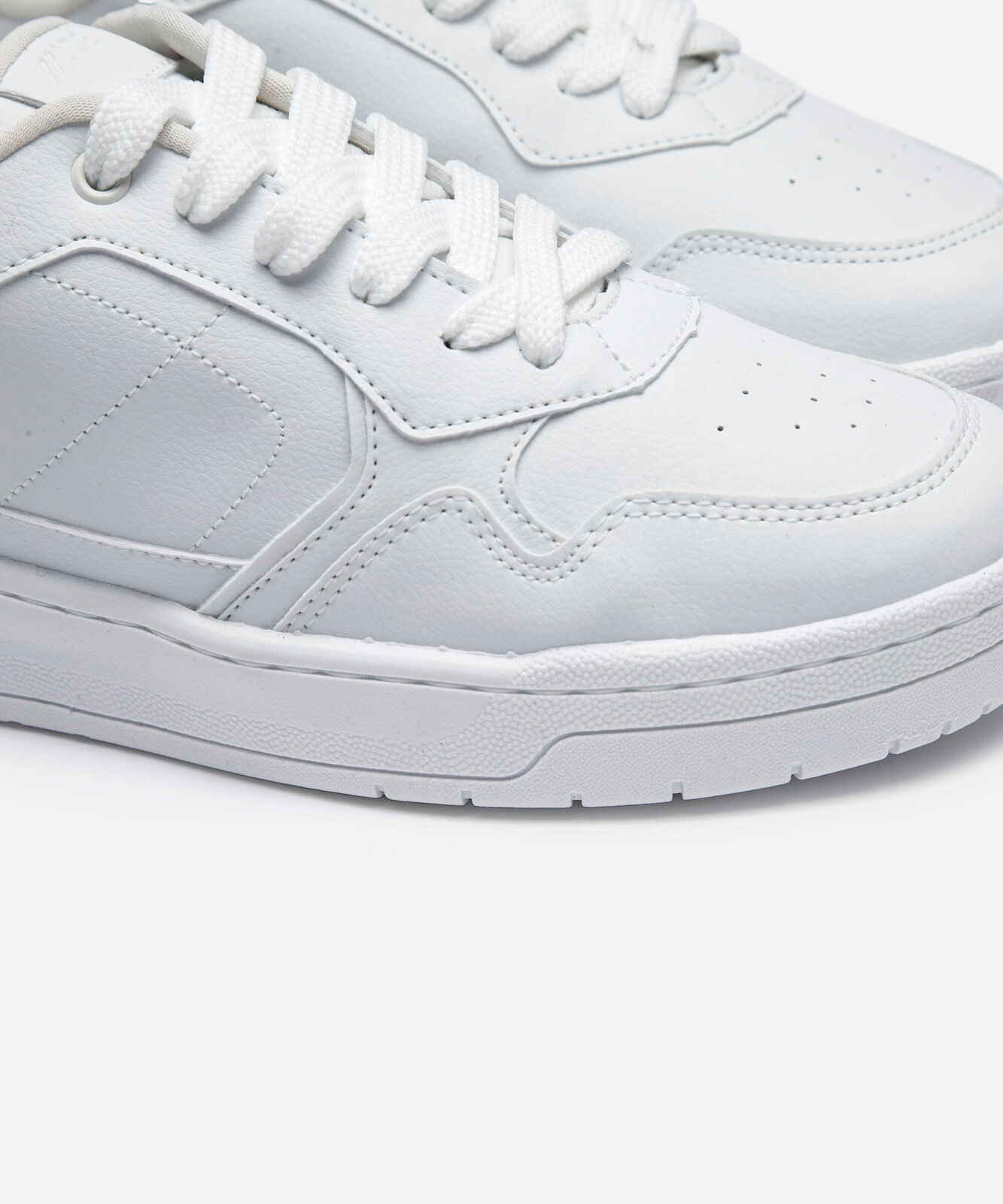 tênis casual com recortes branco