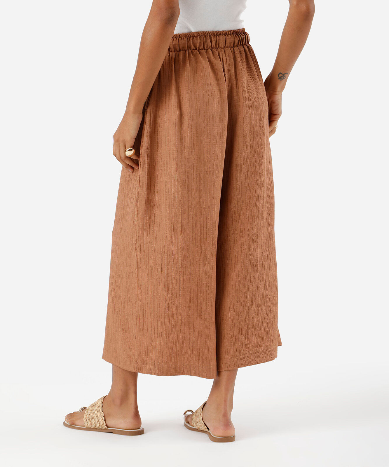 calça pantacourt feminina texturizada marrom