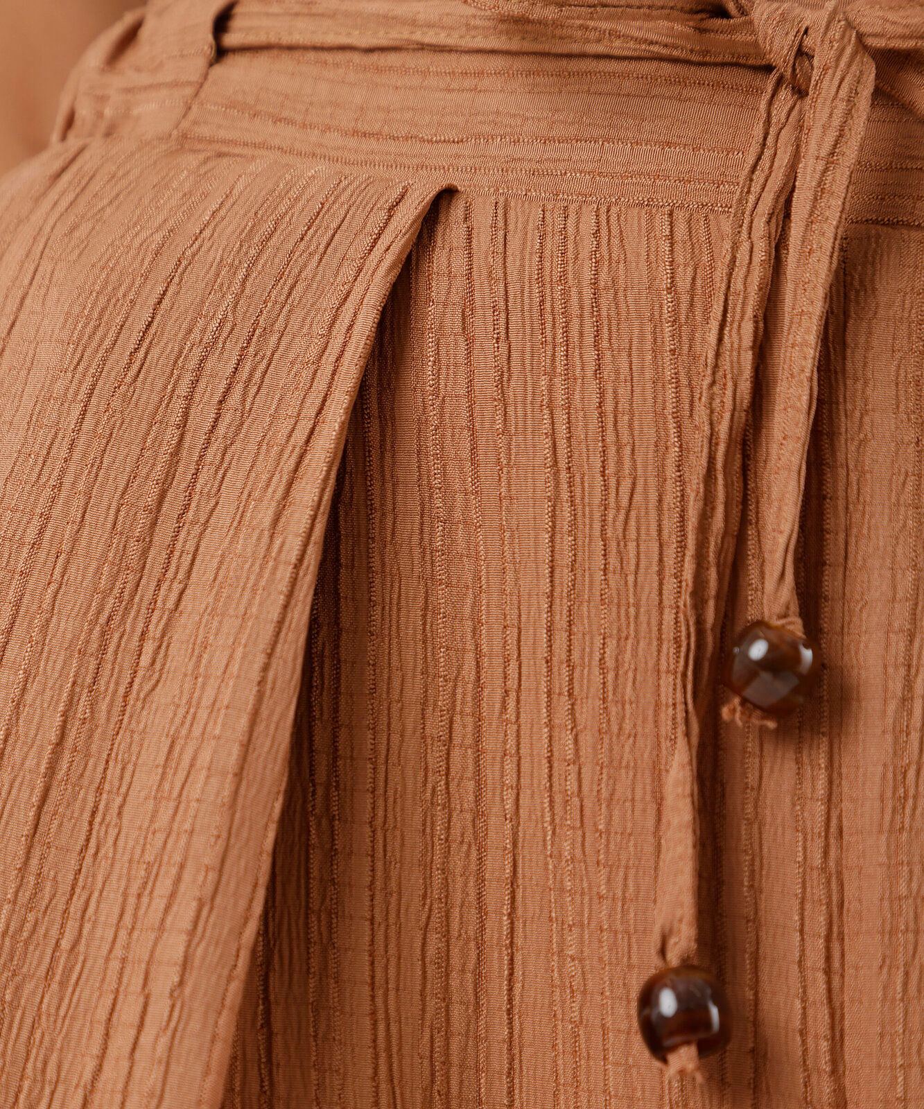 calça pantacourt feminina texturizada marrom