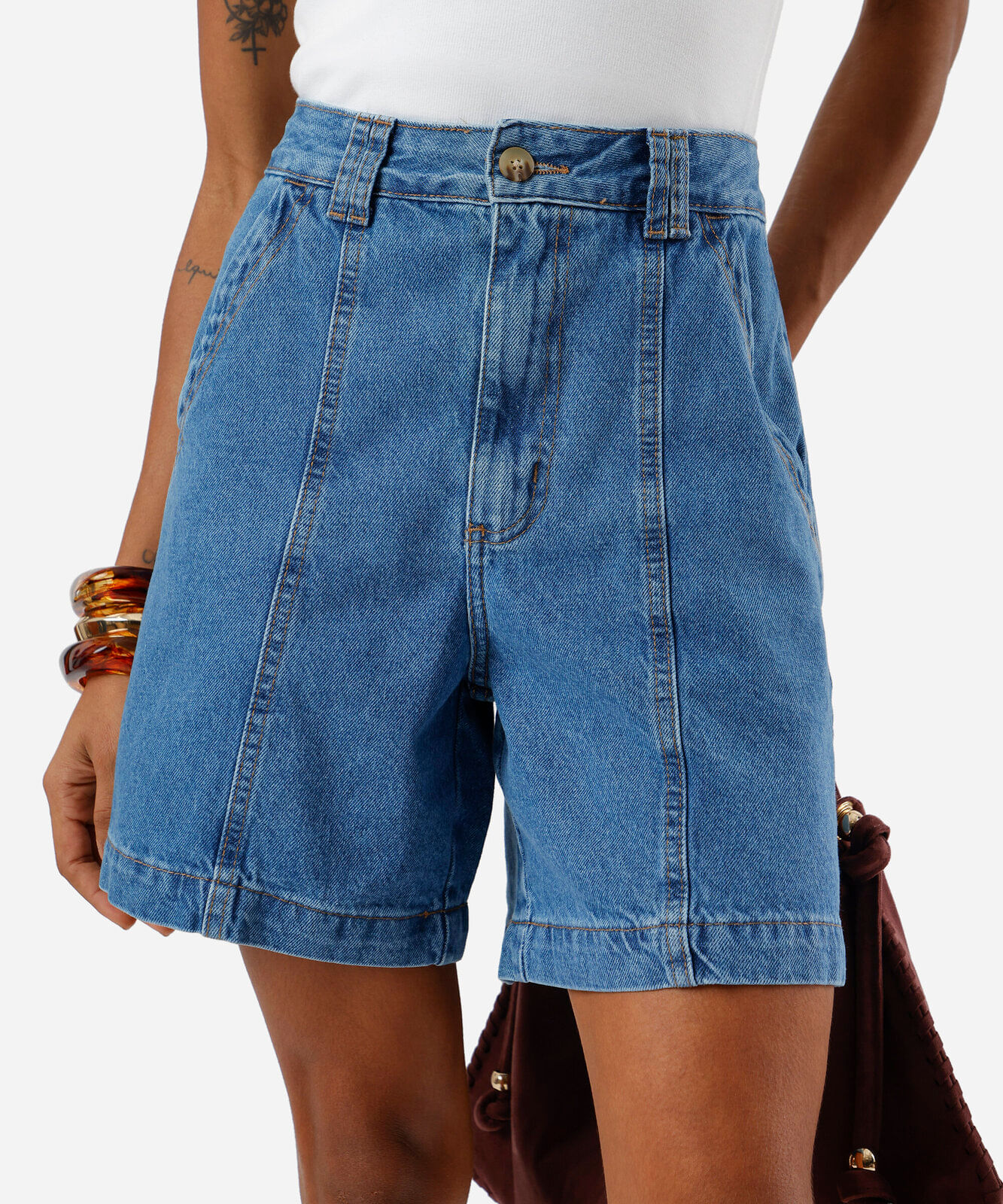 bermuda mom feminina jeans com recortes cintura alta azul