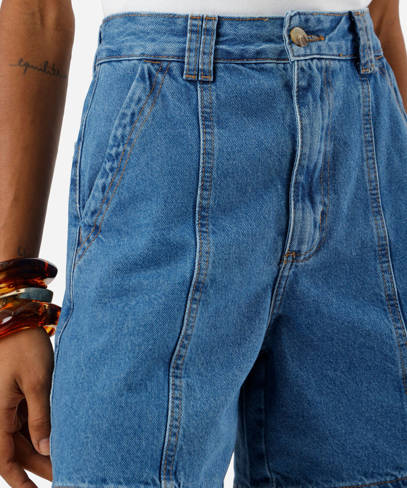 bermuda mom feminina jeans com recortes cintura alta azul