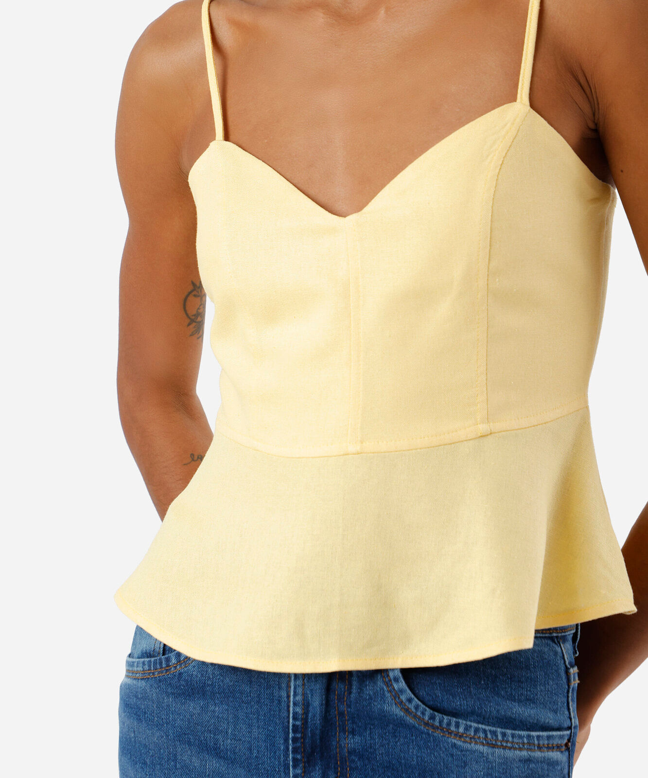 blusa alça fina feminina com linho e recortes amarela