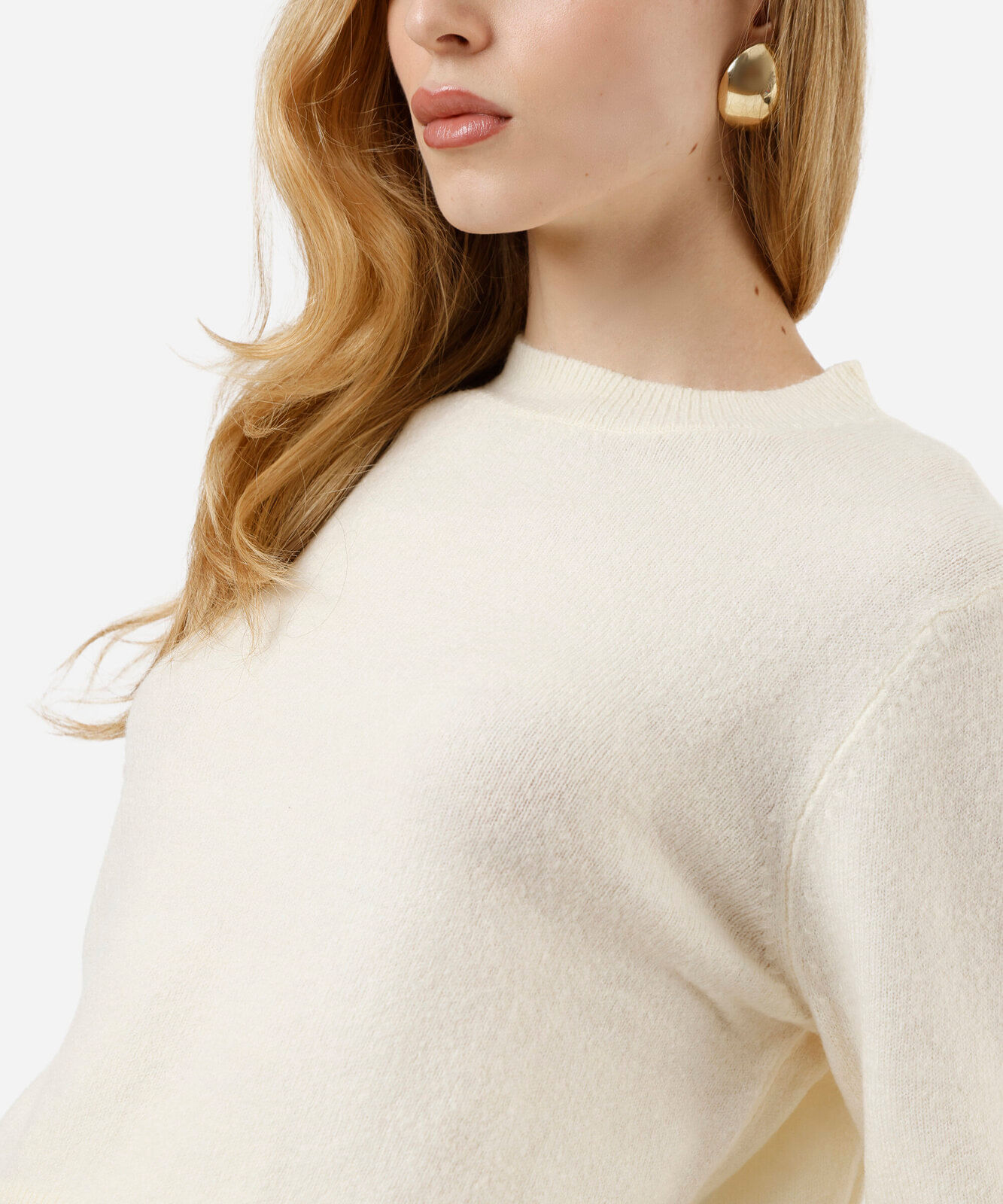 suéter básico feminino cropped de tricot bege