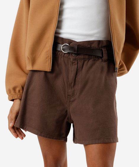 short clochard feminino de sarja com cinto marrom