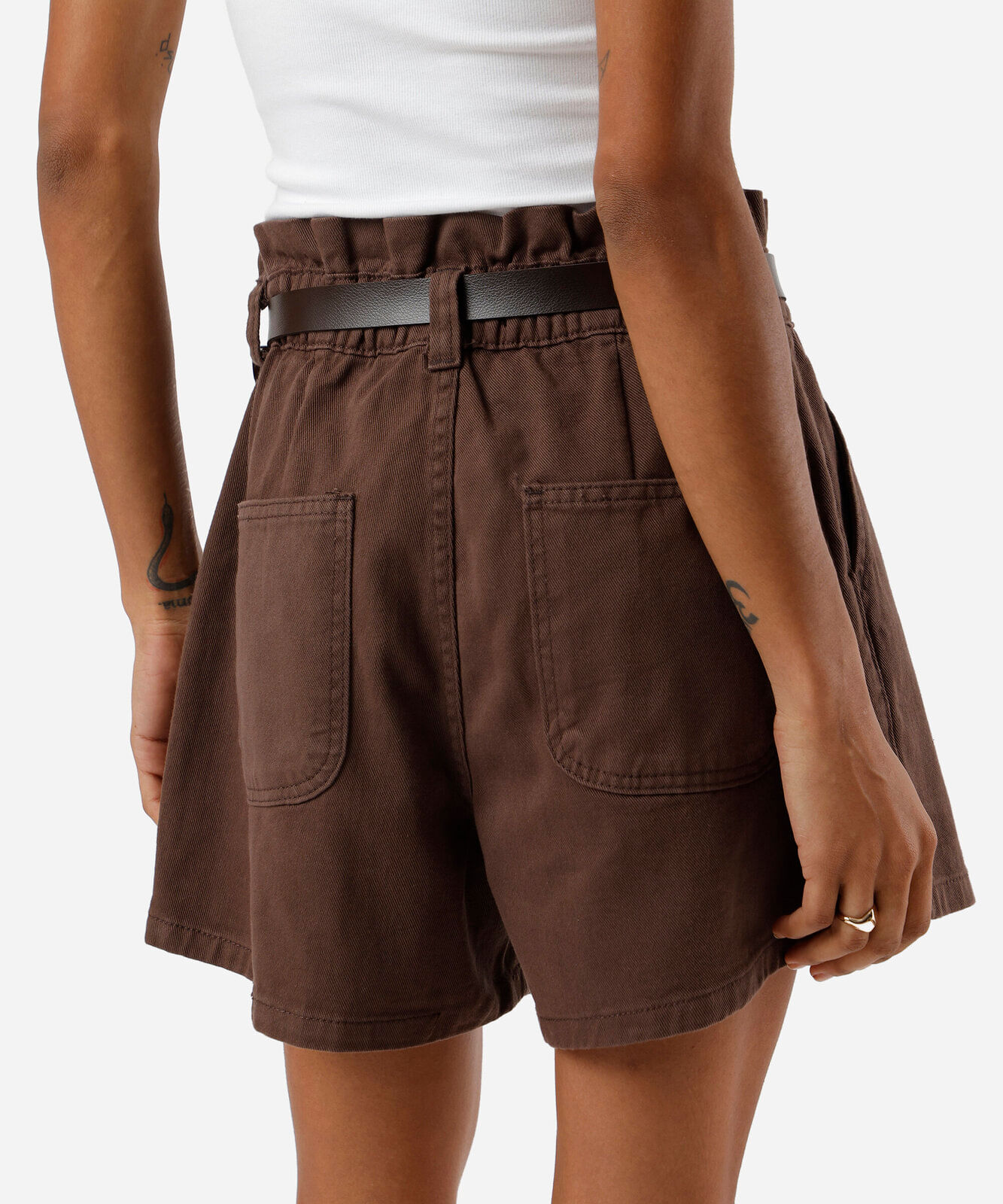short clochard feminino de sarja com cinto marrom