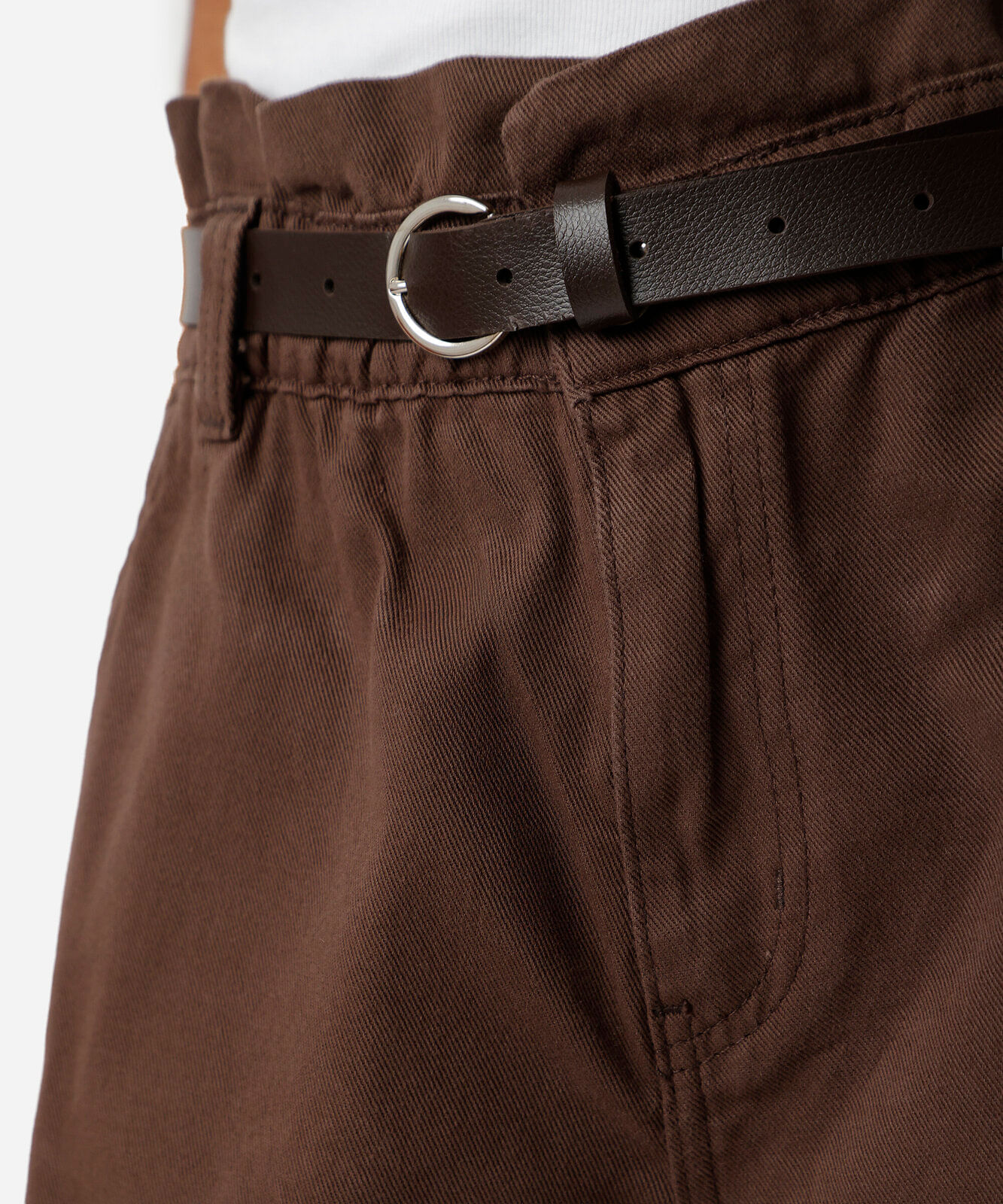 short clochard feminino de sarja com cinto marrom