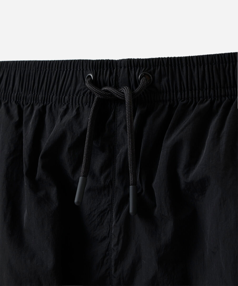 calça jogger juvenil esportiva de poliamida com recortes preta