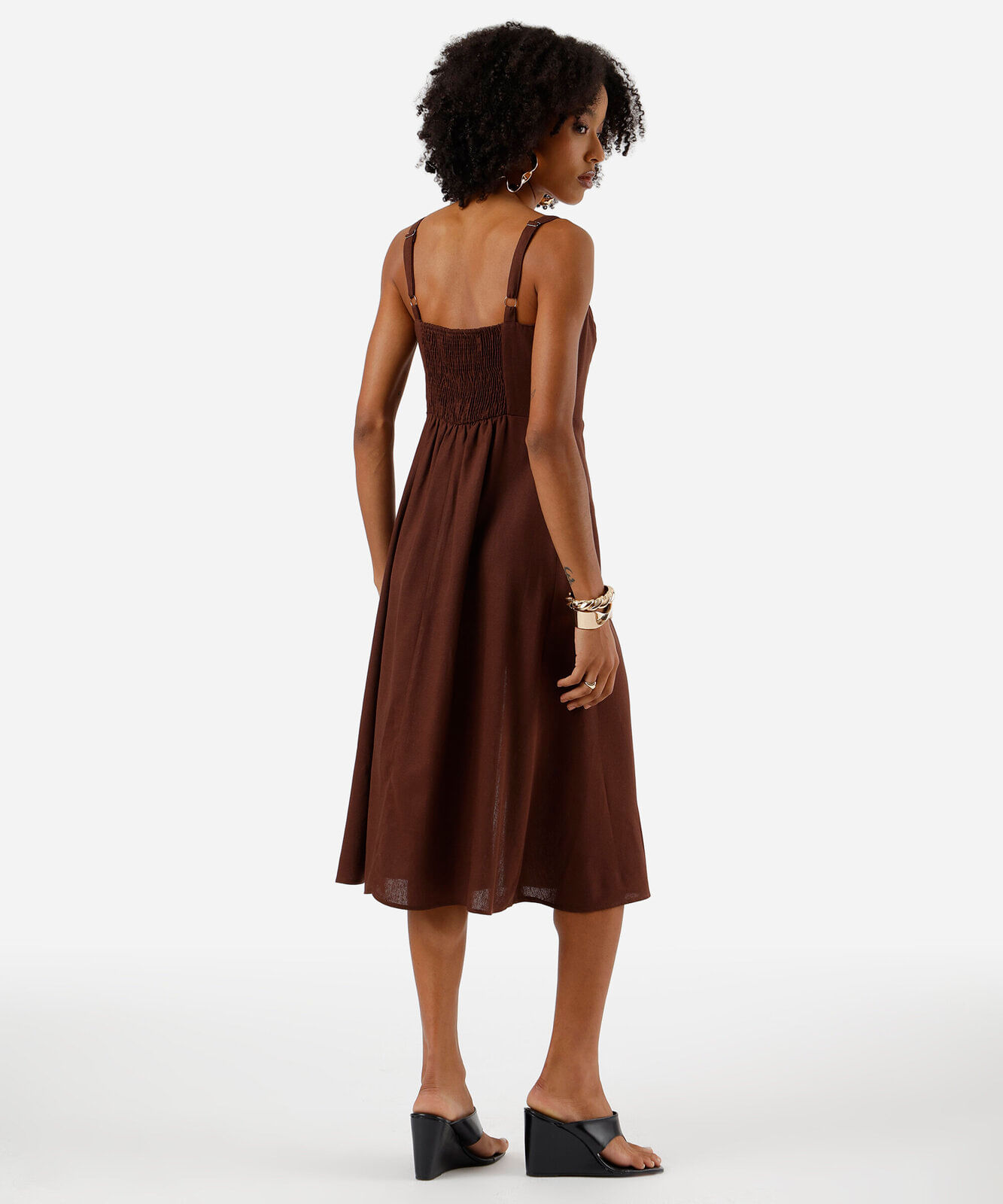 vestido midi feminino com linho e fenda marrom