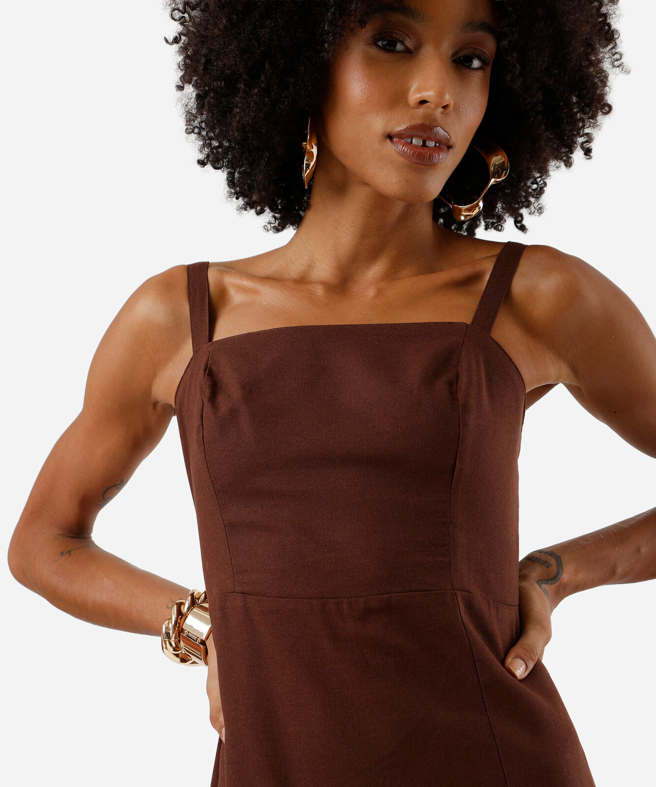 vestido midi feminino com linho e fenda marrom