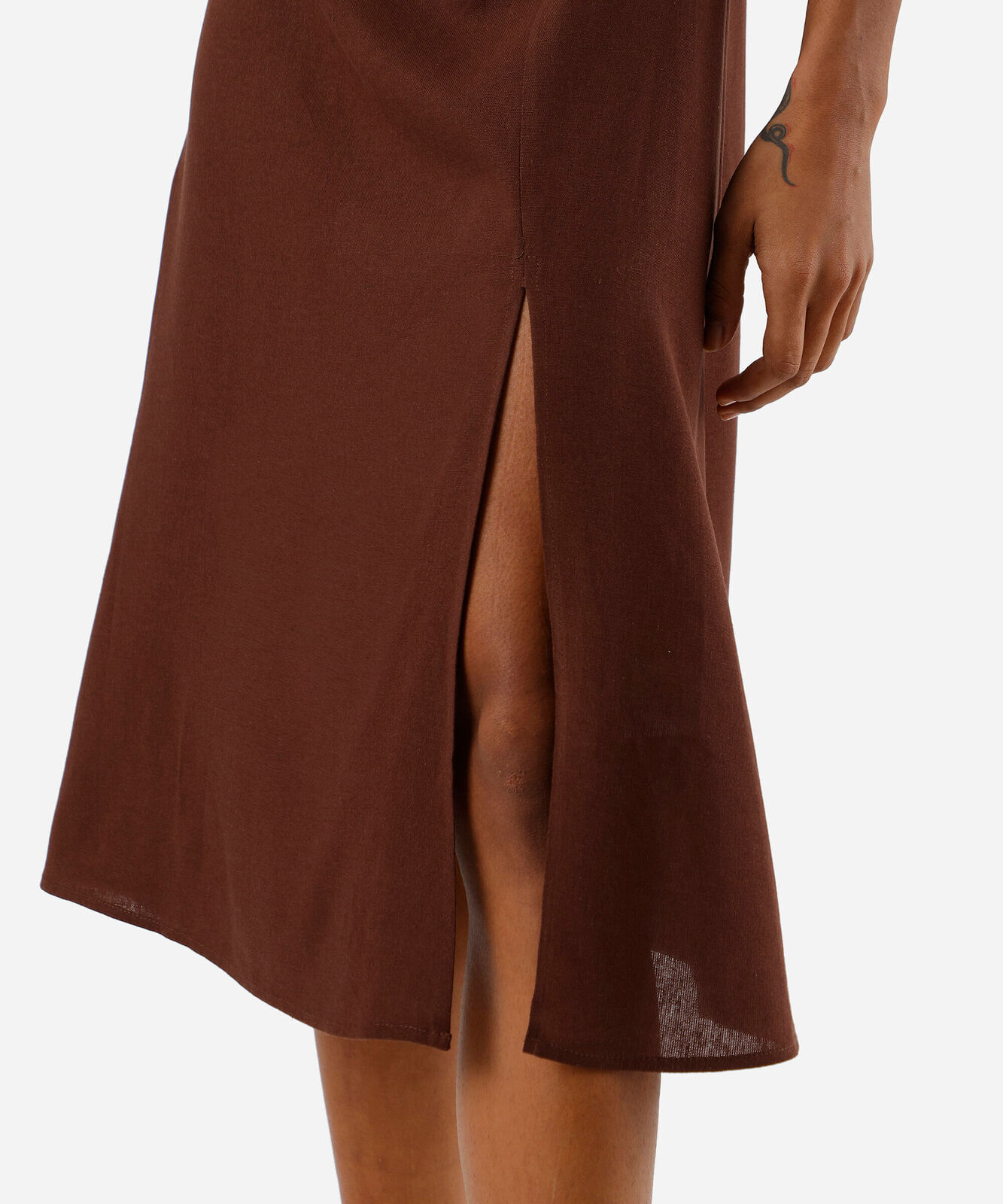 vestido midi feminino com linho e fenda marrom