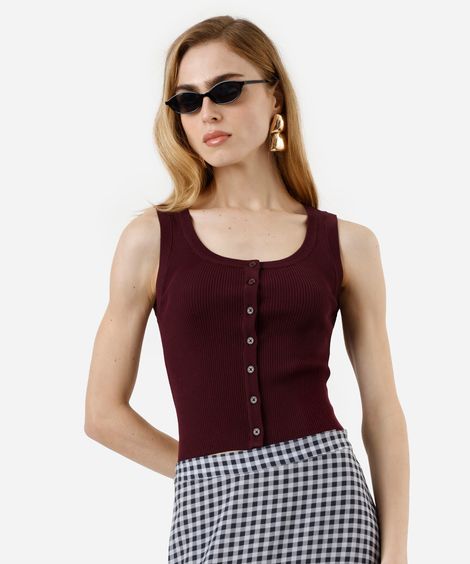 regata feminina de tricot canelado com botões vinho