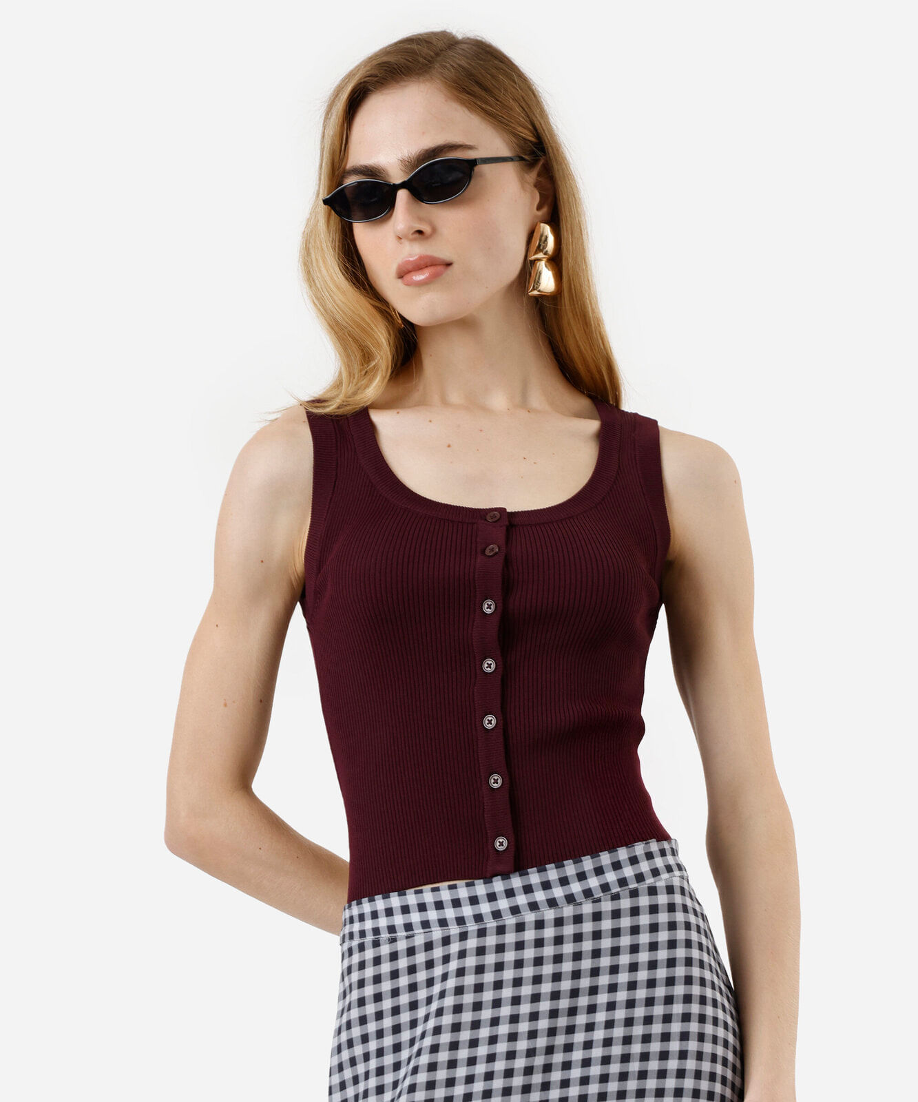 regata feminina de tricot canelado com botões vinho