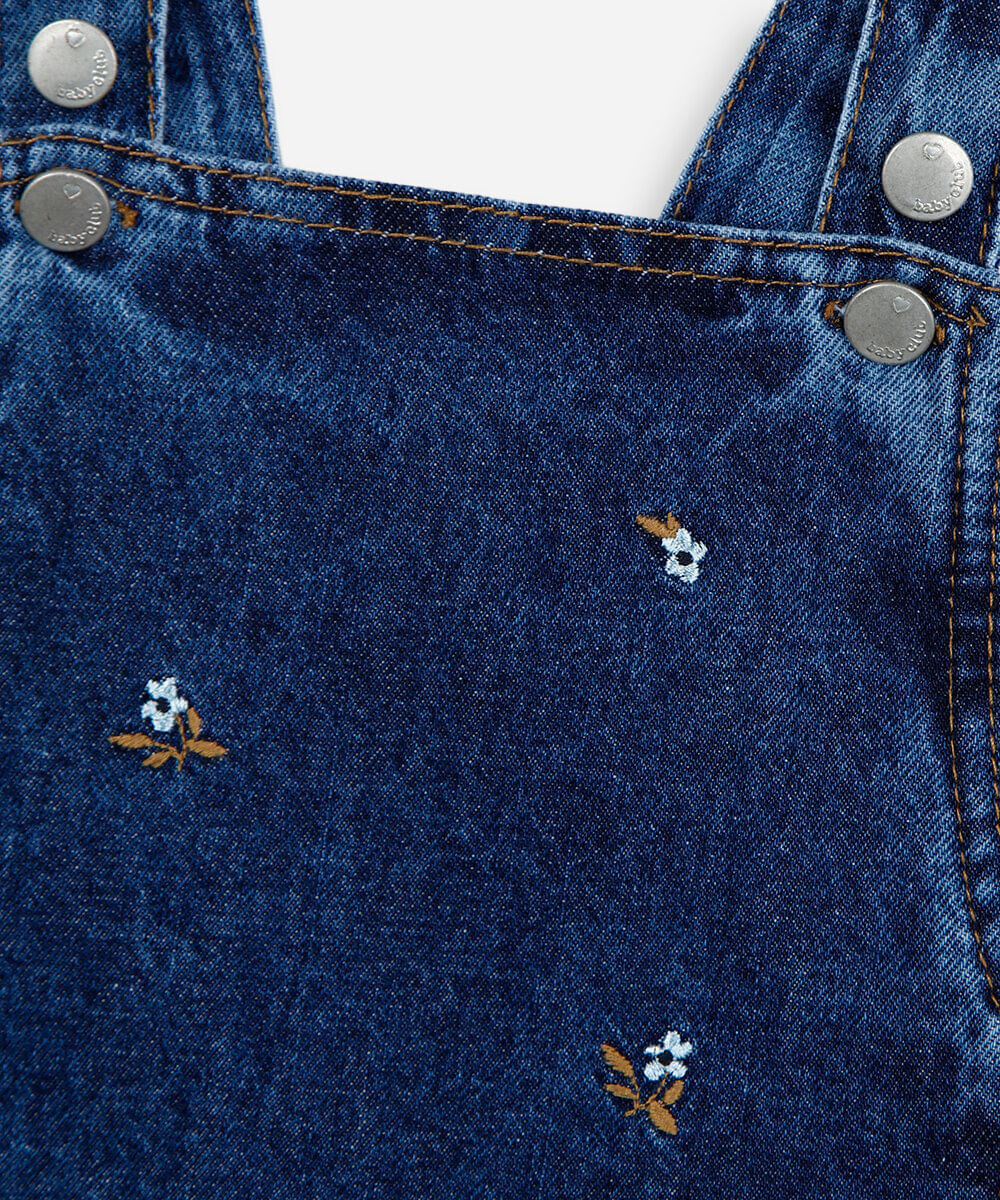 salopete infantil jeans com babado e bordado floral  azul