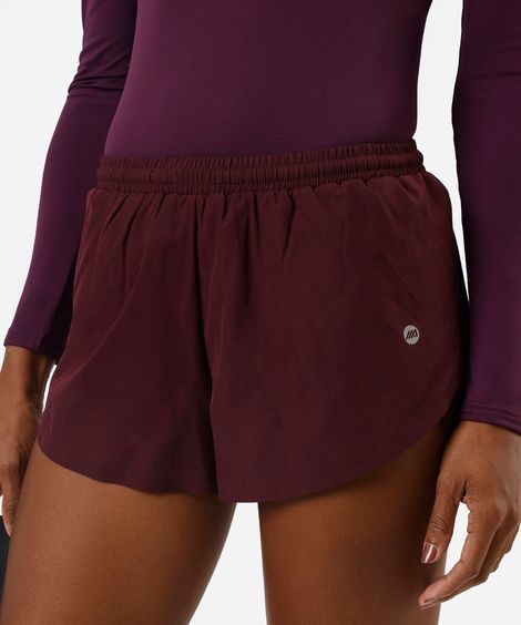 short feminino esportivo com recortes vinho