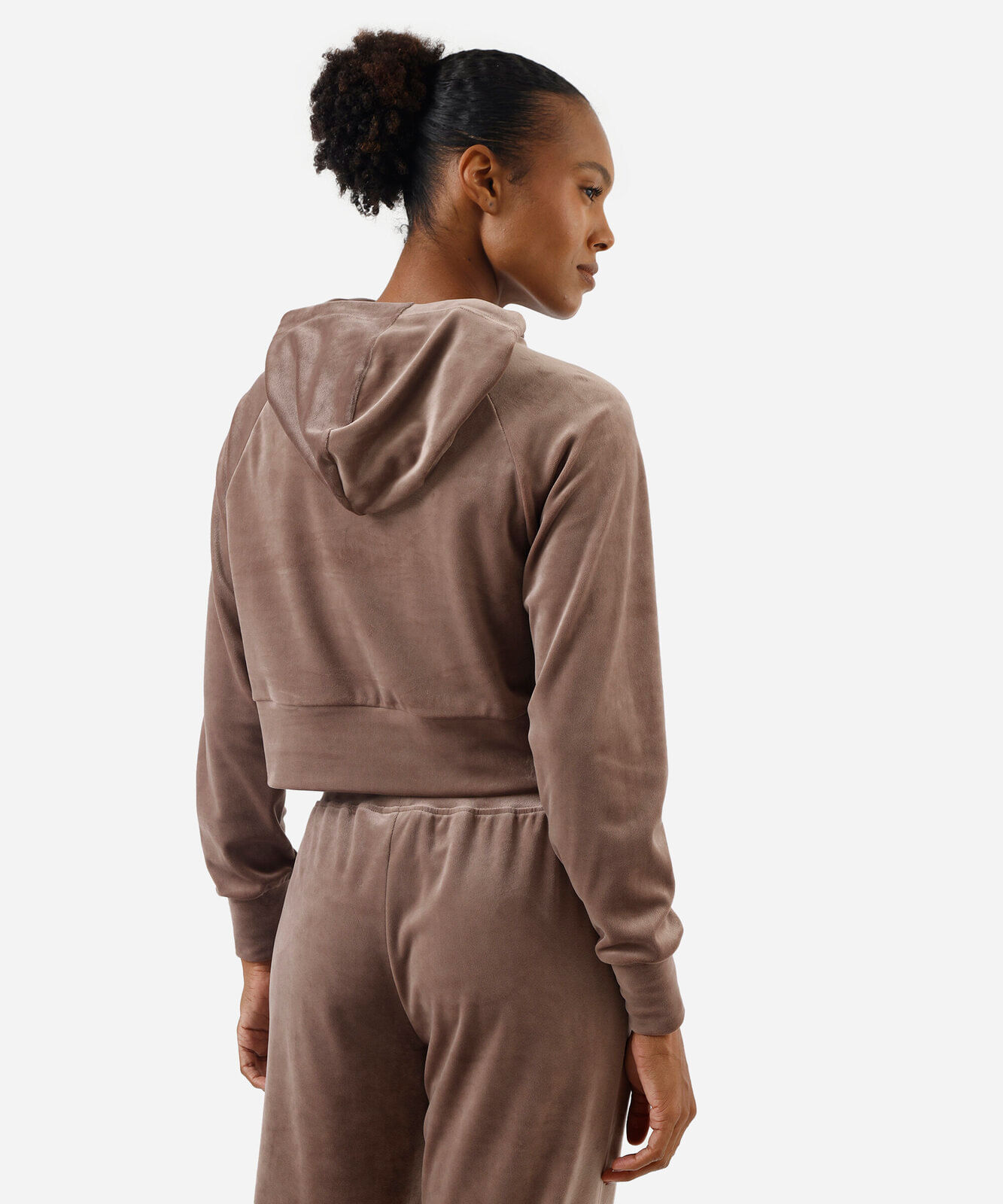 blusão cropped feminino de plush com capuz esportivo marrom