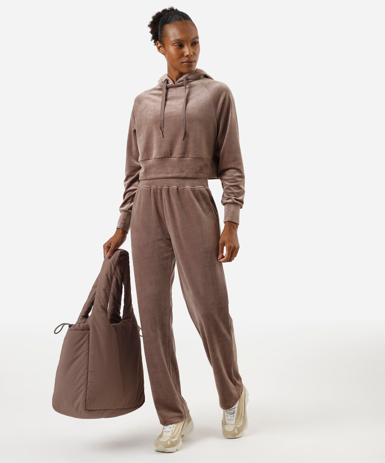 blusão cropped feminino de plush com capuz esportivo marrom