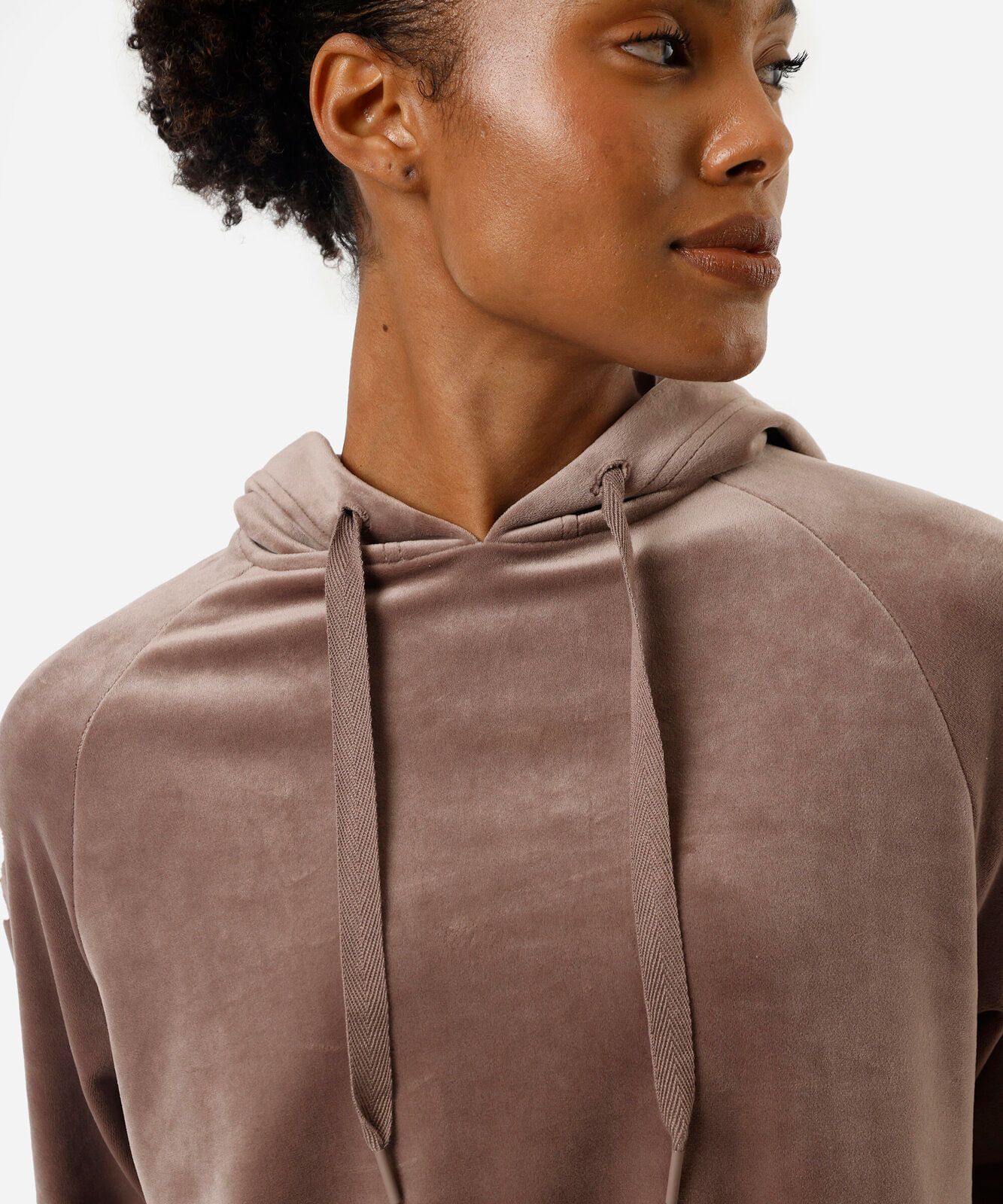 blusão cropped feminino de plush com capuz esportivo marrom