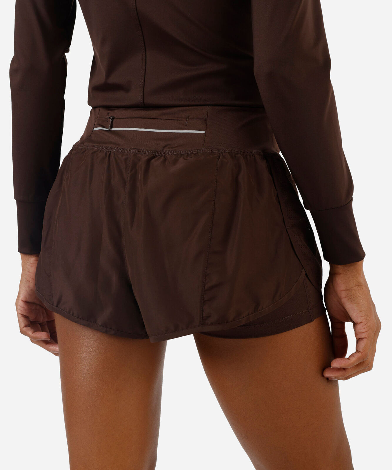 short running com forro e bolso esportivo marrom