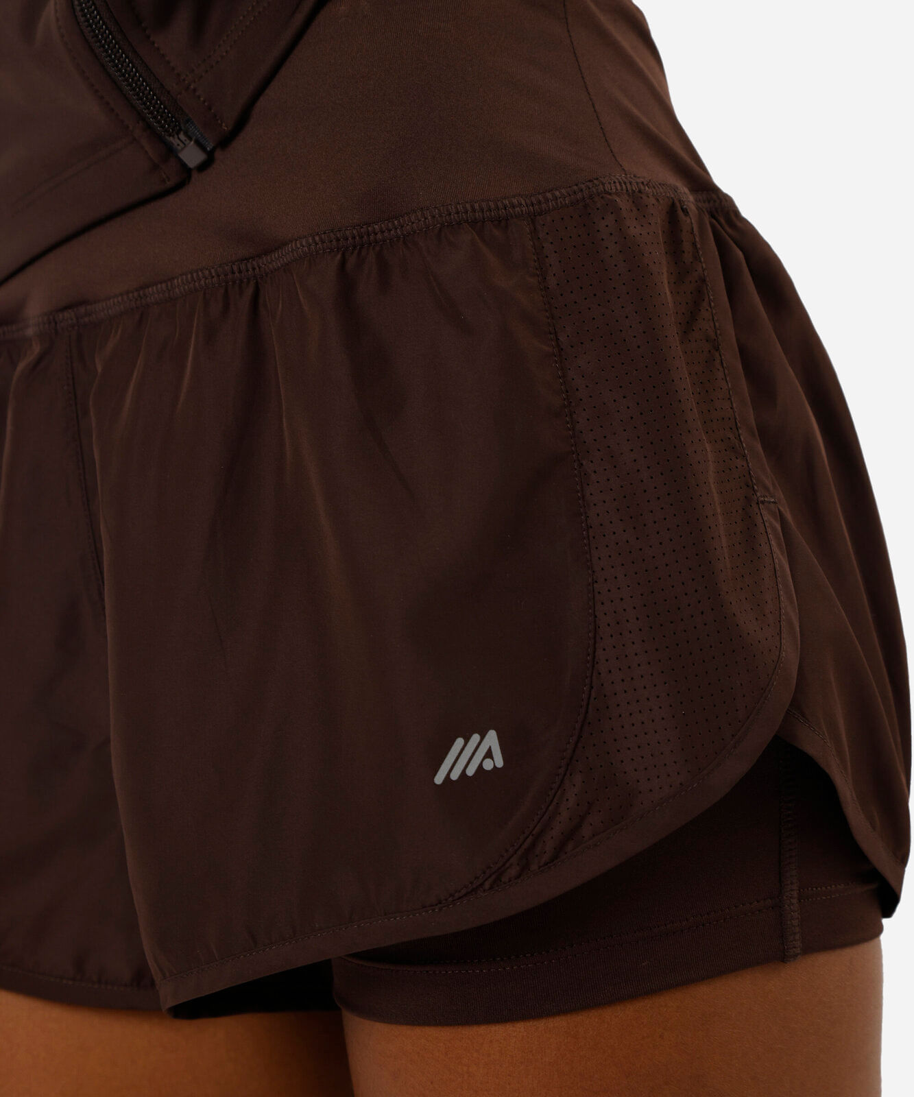 short running com forro e bolso esportivo marrom