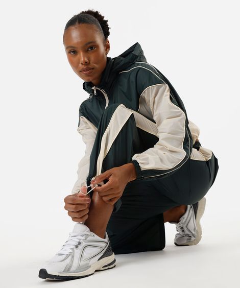 calça feminina de poliamida com recortes e nervuras esportiva verde