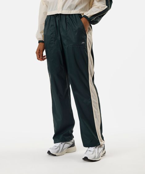 calça feminina de poliamida com recortes e nervuras esportiva verde
