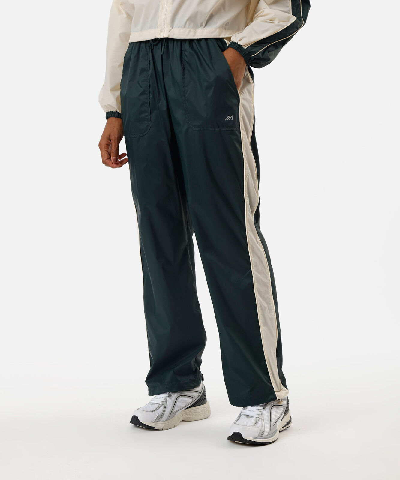 calça feminina de poliamida com recortes e nervuras esportiva verde