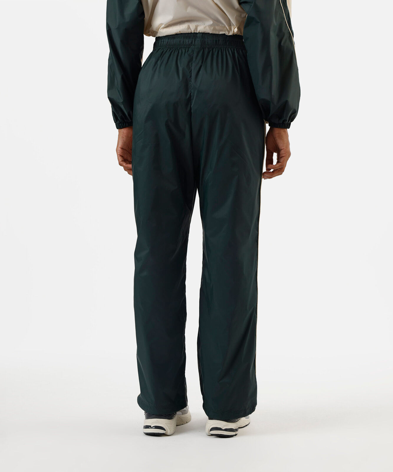 calça feminina de poliamida com recortes e nervuras esportiva verde