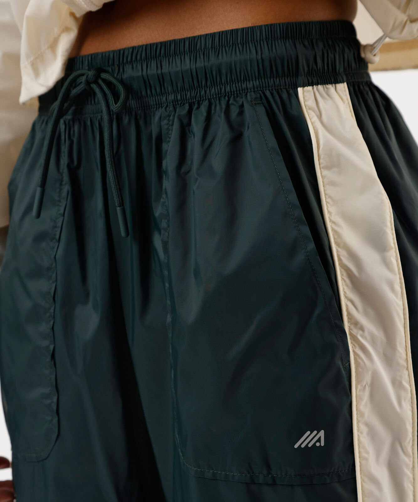 calça feminina de poliamida com recortes e nervuras esportiva verde