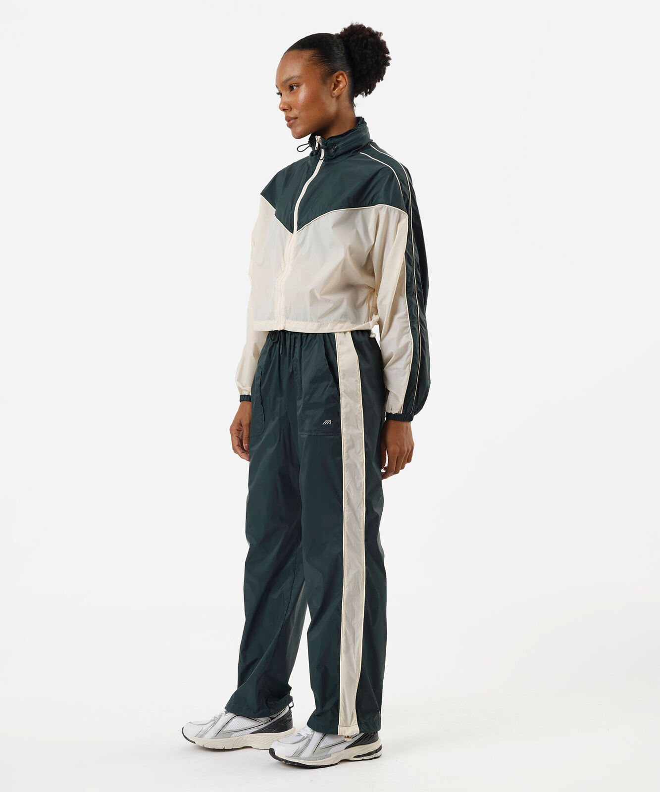 calça feminina de poliamida com recortes e nervuras esportiva verde