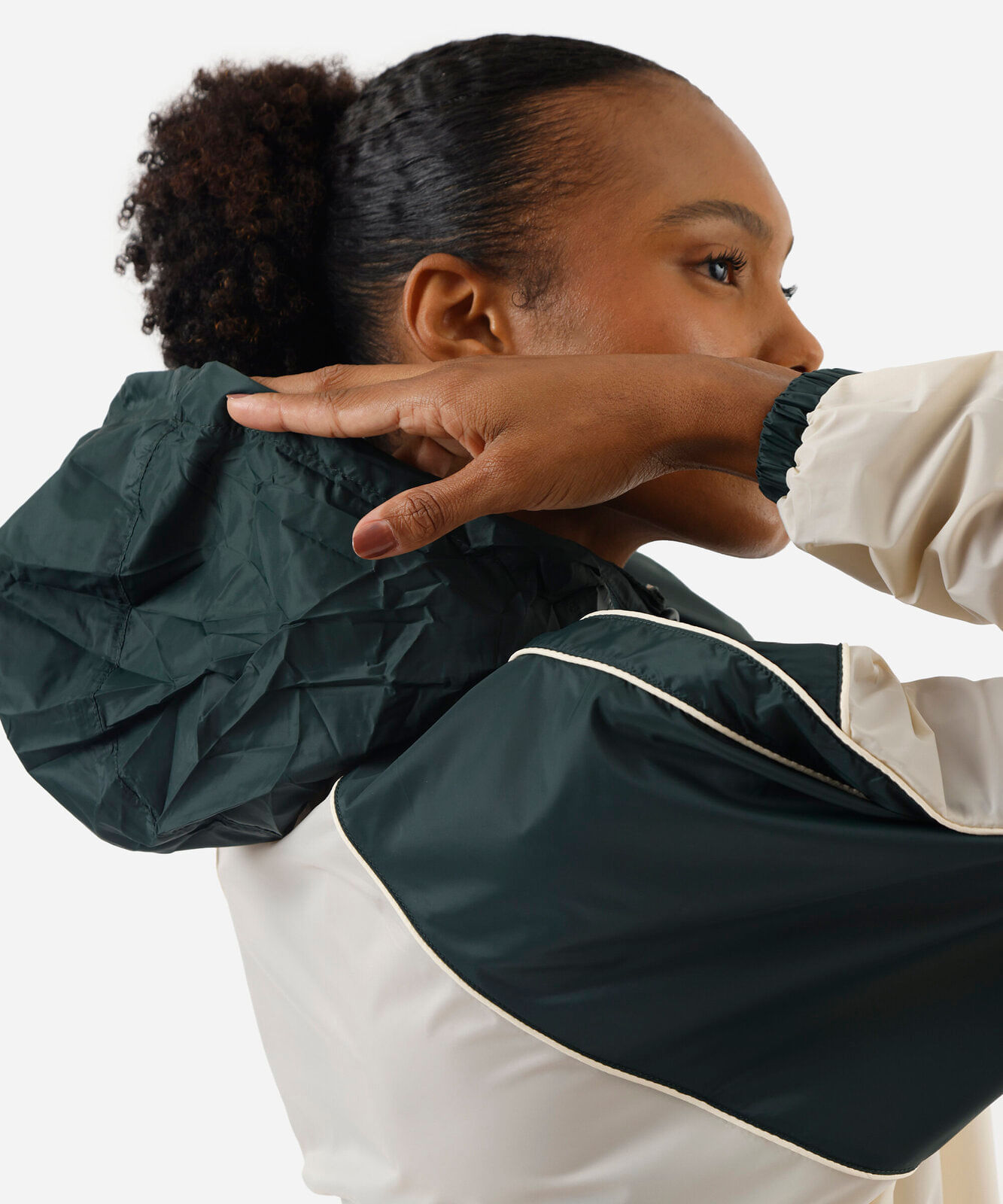 jaqueta corta vento feminina com recortes e capuz retrátil esportiva verde