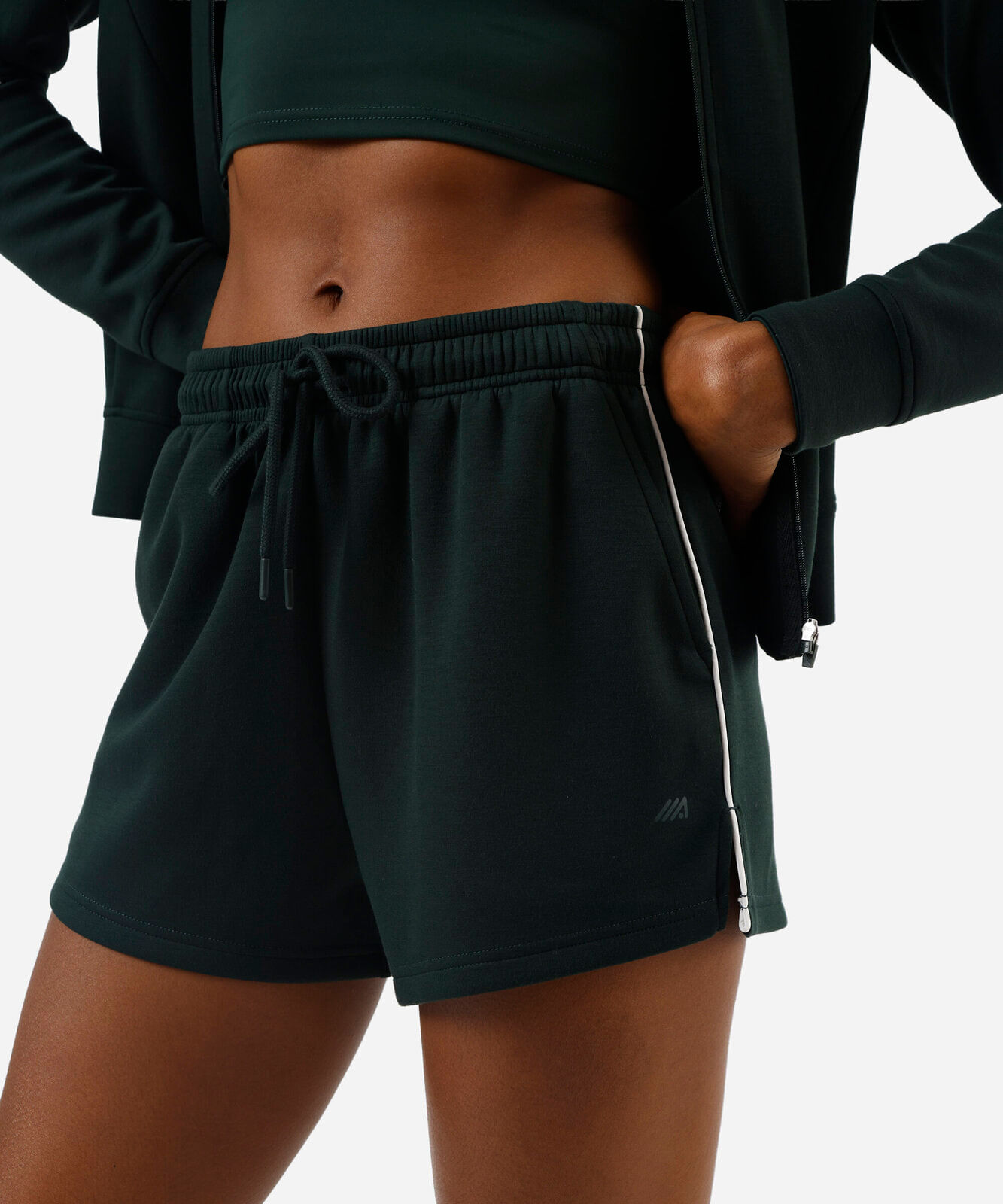 bermuda feminina esportiva com nervuras verde