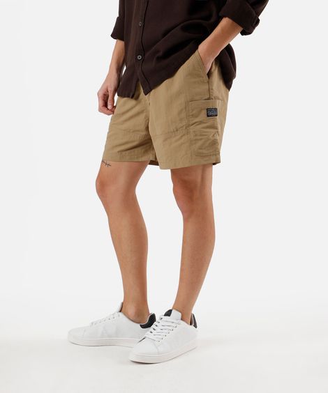 short cargo texturizado com cordão bege