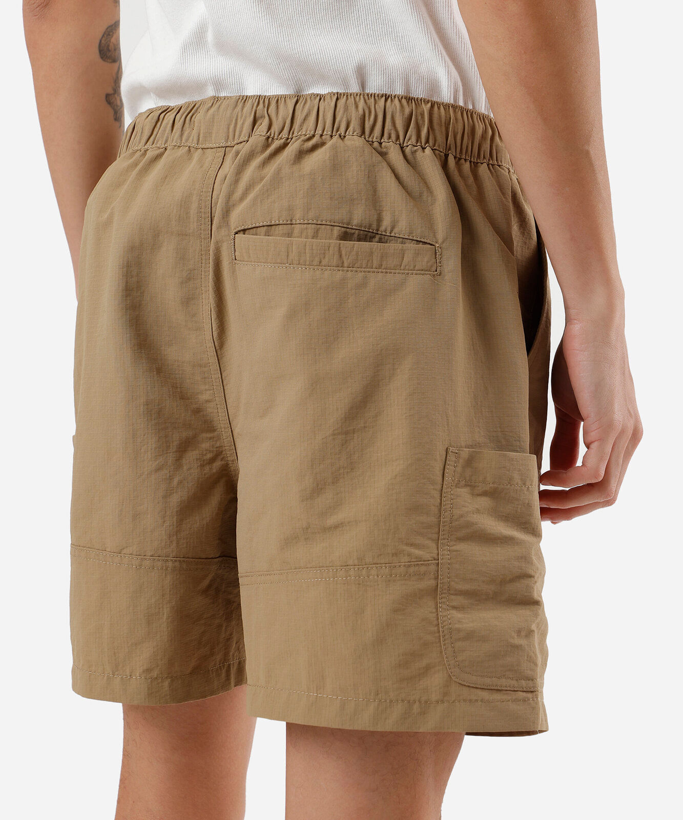 short cargo texturizado com cordão bege