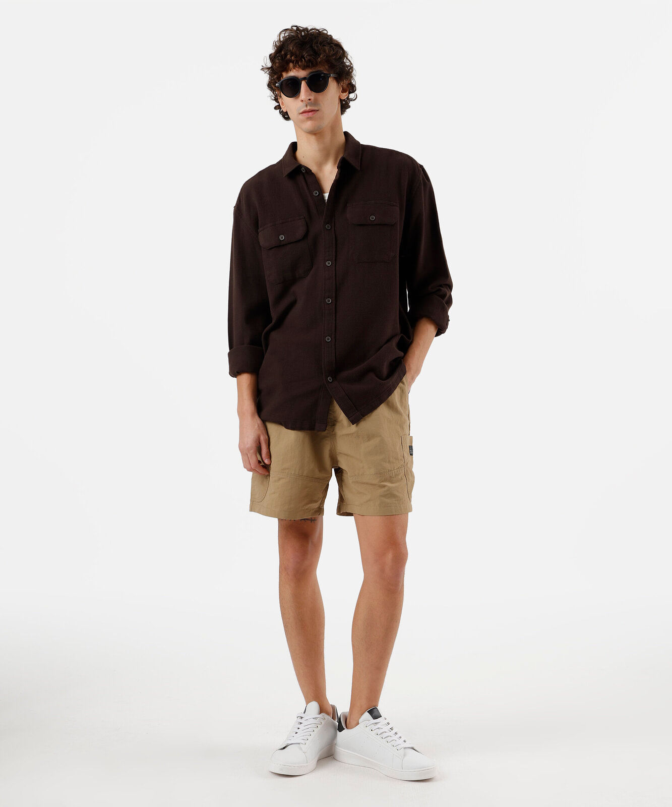 short cargo texturizado com cordão bege