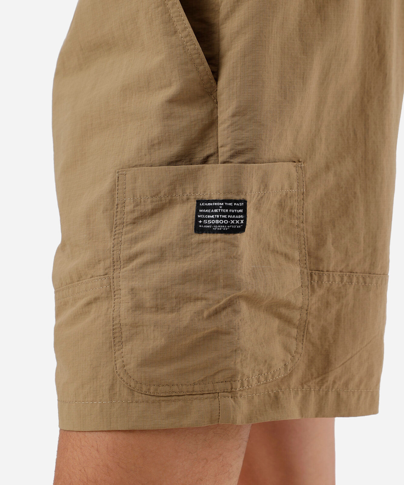 short cargo texturizado com cordão bege